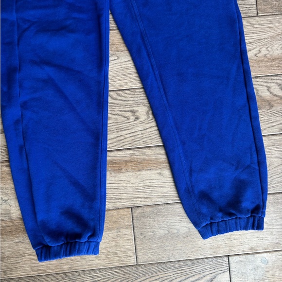 Lululemon Scuba Mid-Rise Oversized Jogger
Regular XS Royal Blue/Riverside Color - Picture 11 of 16